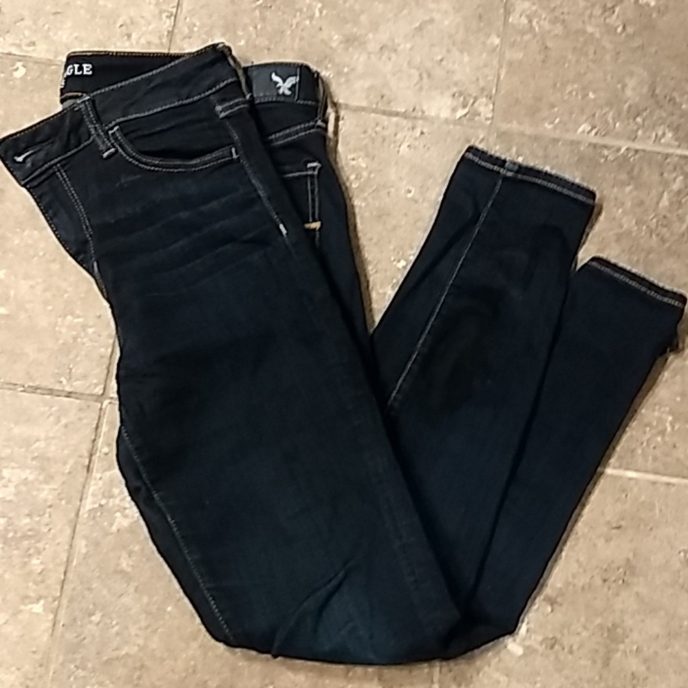 American Eagle Outfitters skinny jegging
